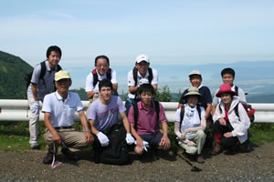 伊吹山ドライブウェイより遠く眼下に竹生島を望む 伊吹山北尾根「御座峰(1070m)」登山